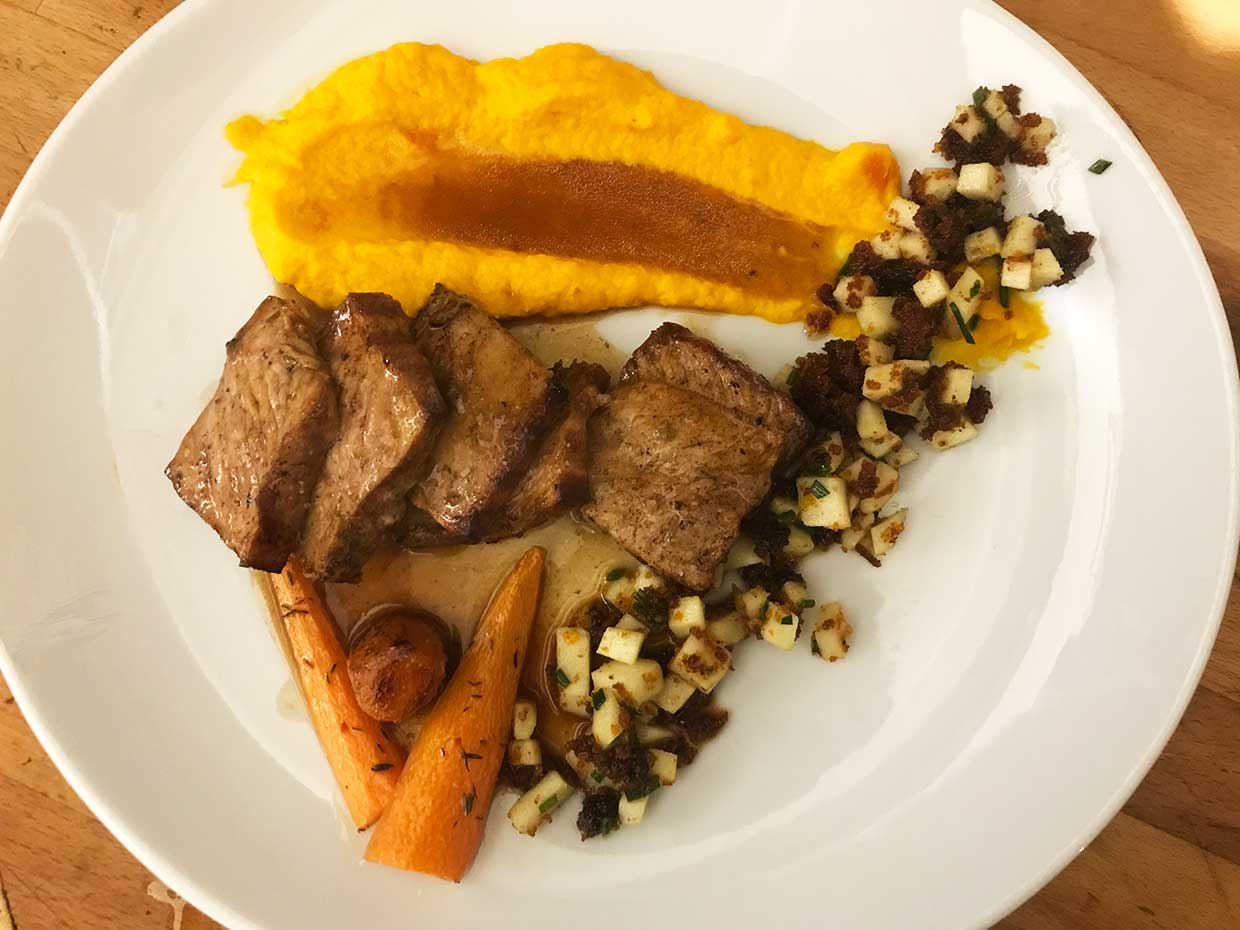 Noix de veau du Sud-Ouest rôtie au beurre de Normandie,  mousseline & carotte de terre au condiment pain d’épices